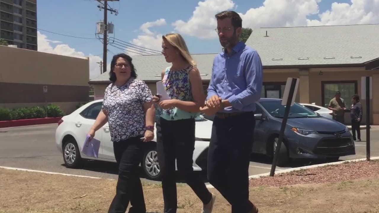 Legisladores de Arizona visitan centro de detención donde hay 73 niños que fueron separados de sus padres