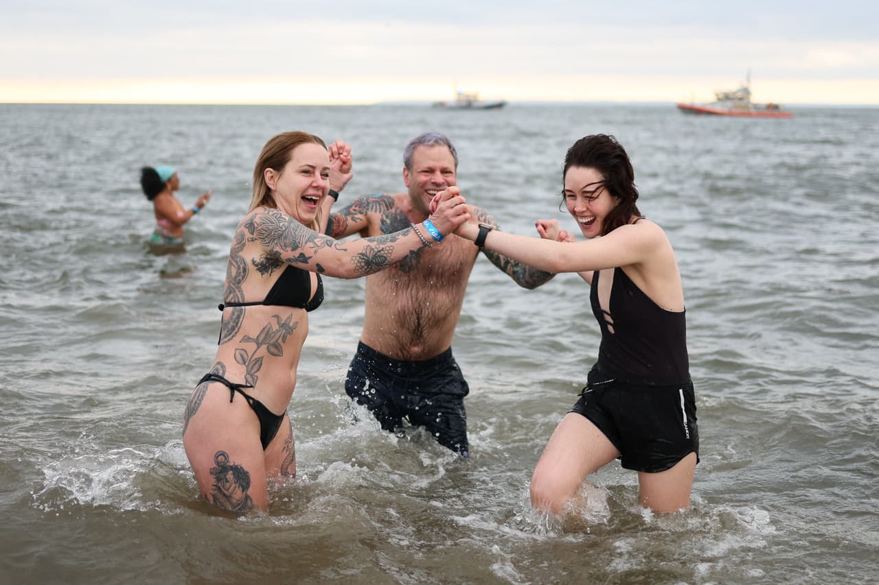 El evento atrae participantes de diversos estados del país, consolidándose como una de las tradiciones más representativas de Nueva York durante las celebraciones de Año Nuevo.