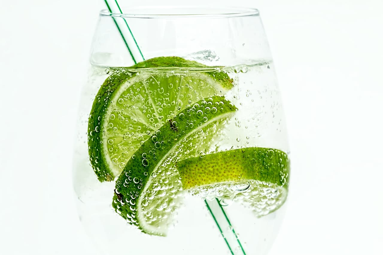 <b>Di no a las calorías vacías de la bebida. </b>Los refrescos son una bomba calórica que conviene evitar a toda costa. Te recomendamos agua con lima o limón, o agua con gas si te apetece algo más exótico. Los refrescos
<a href="http://www.todobien.club/la-pizza-tambien-lleva-azucar-los-terrones-ocultos-en-1795810574">son una bomba de relojería</a> en cuanto a calorías vacías, sin valor nutricional. Incluso la tónica, con su característico sabor amargo, tiene casi las mismas calorías que las colas (unas 124 por una lata de de 12 onzas).