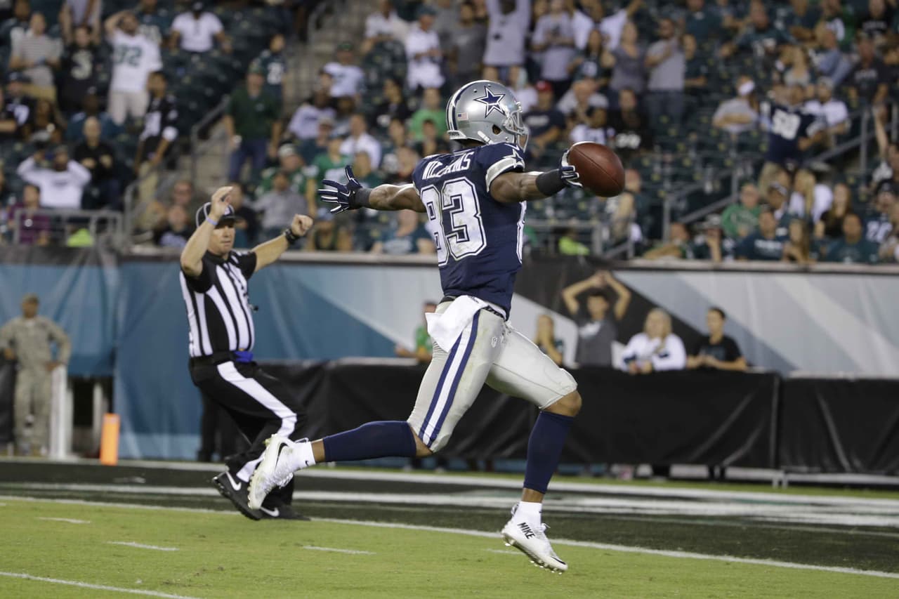 Terrance Williams atrapó un pase de touchdown de Brandon Weeden y los Cowboys, a pesar de la fractura de clavícula de Tono Romo vencieron a domicilio 20-10 a los Eagles.