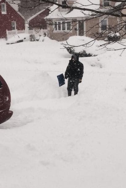 Una persona lucha con una pala para tratar de mover su camioneta, como nos lo muestra Karen Jovel de Martínez.
