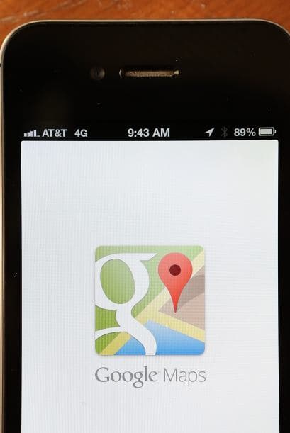 Apple sin mapas. La empresa Apple pagó cara su soberbia: sacó a Google Maps de su iPhone 5 para reemplazarlo por su propio servicio de mapas en iOS 6. Sin embargo, tenía varias fallas como asignar puntos de referencia en lugares equivocados y los mapas eran poco detallados o la información de localización que presentaban era imprecisa.