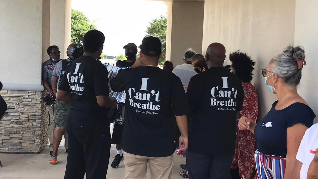 Miles de personas se dan cita en la ciudad e Houston para despedir a George Floyd.