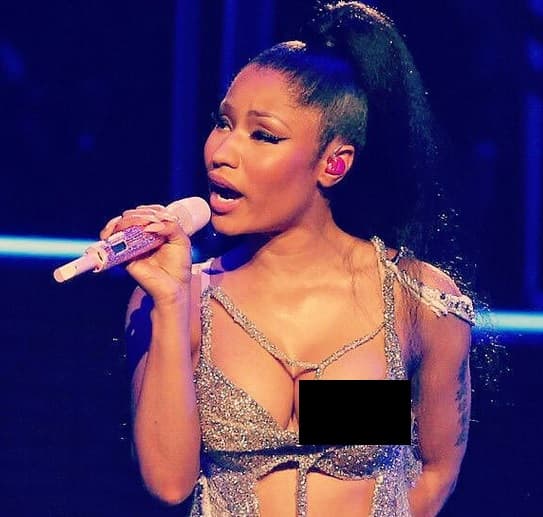 ¡Upps! En pleno concierto Nicki Minaj enseñó de más. Su escote era tan revelador que dejó ver uno de sus pezones.