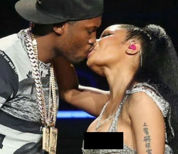 Pobre Nicki... pero eso no le importó mucho, porque se agarró a besos al rapero Meek Mill y siguieron con su concierto.