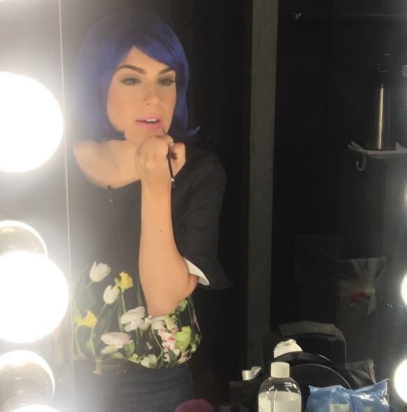 Ojo con Andrea Chediak, muy concentrada preparándose para su segmento con todo y peluca.