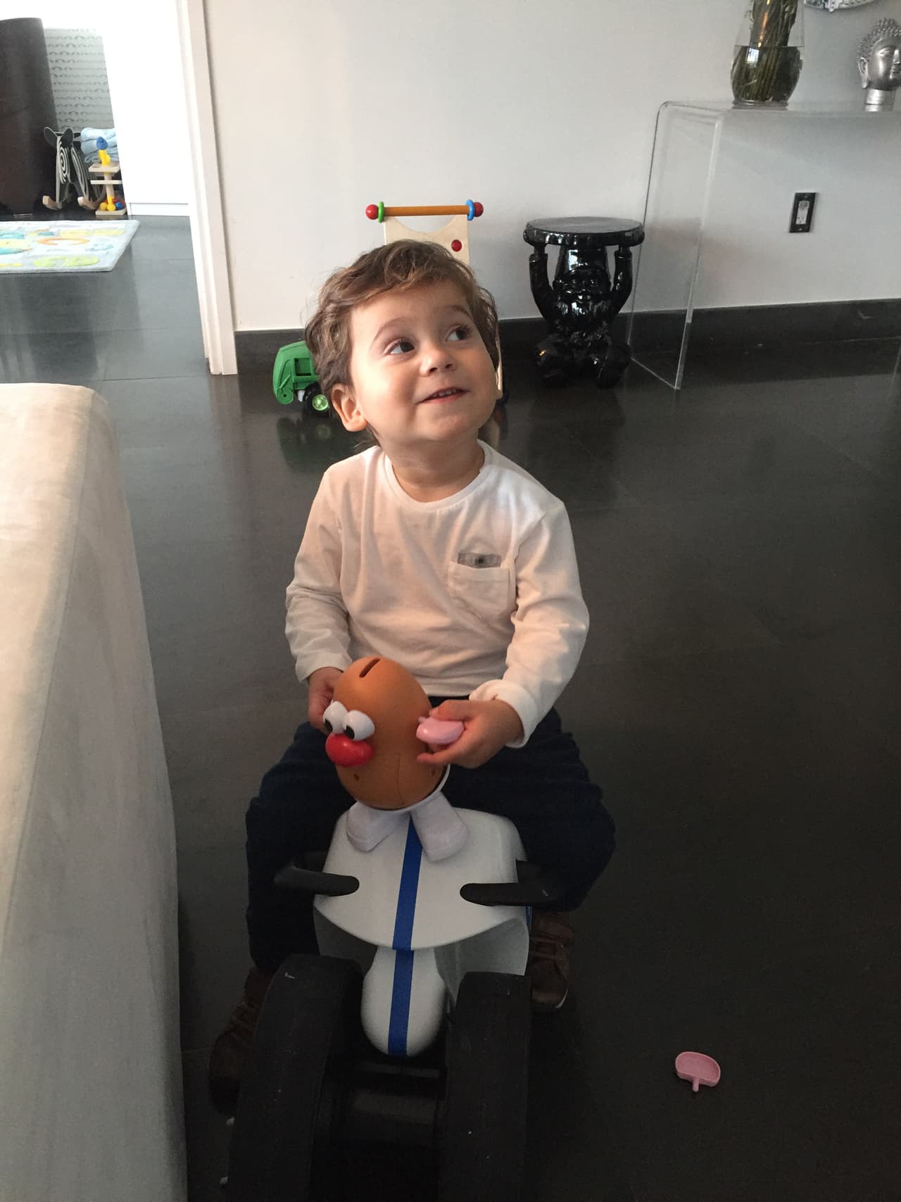 Este pequeño tiene mucho que enseñarle a su hermanita Alana.