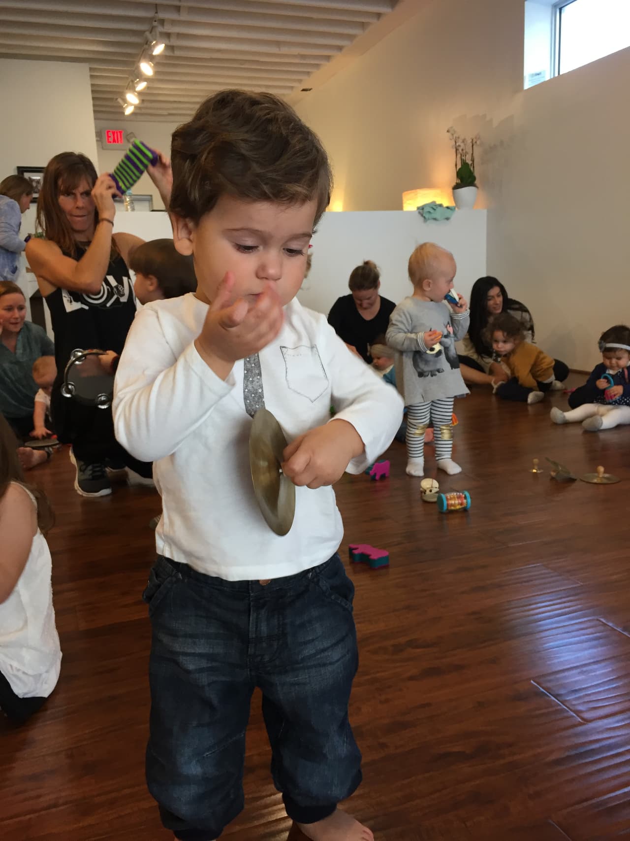 Satcha se divierte con sus ocurrencias y travesuras. ¡A Bruce le encanta explorar el mundo!