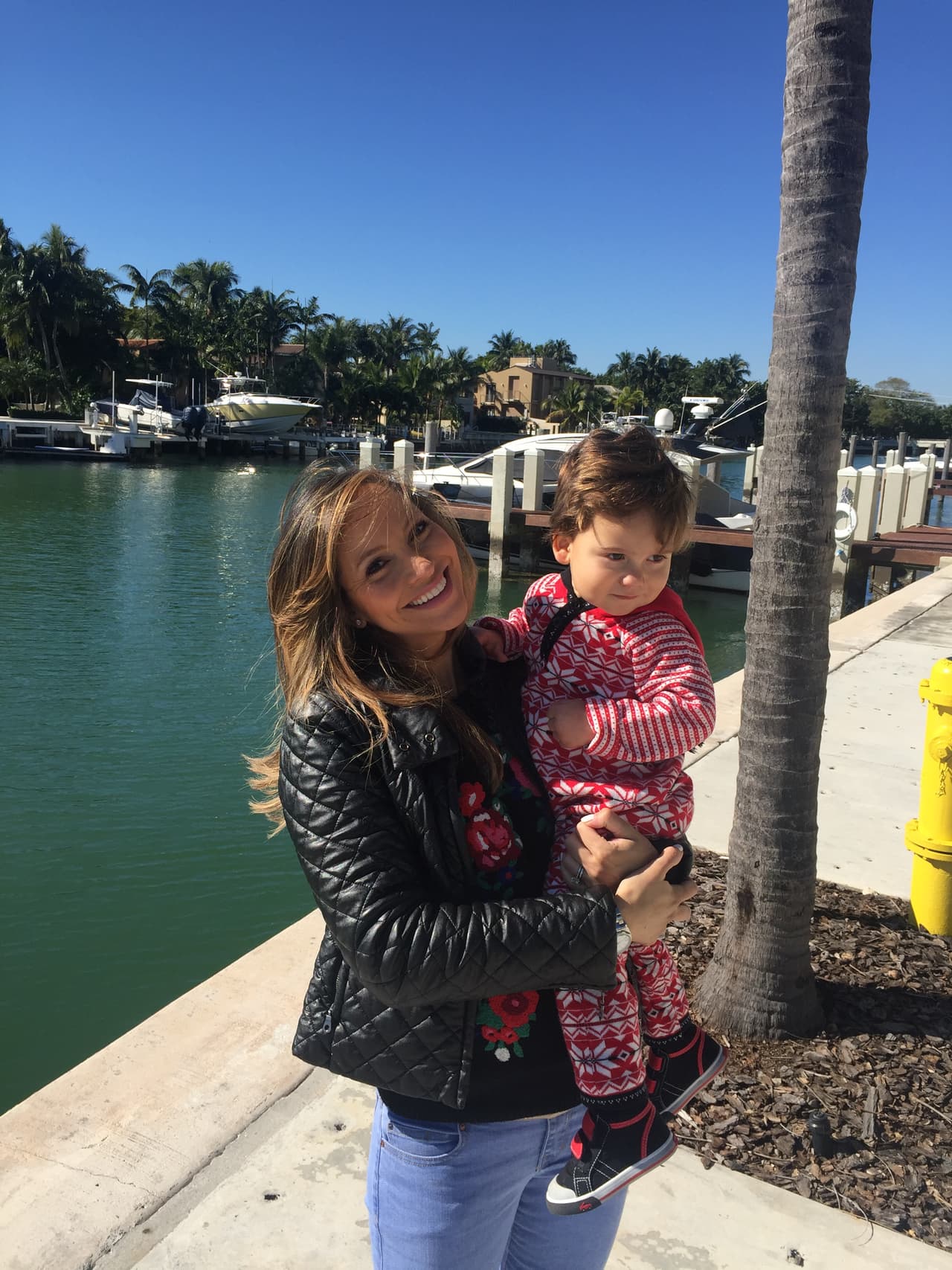 Satcha siempre sonriente junto a su pequeño.