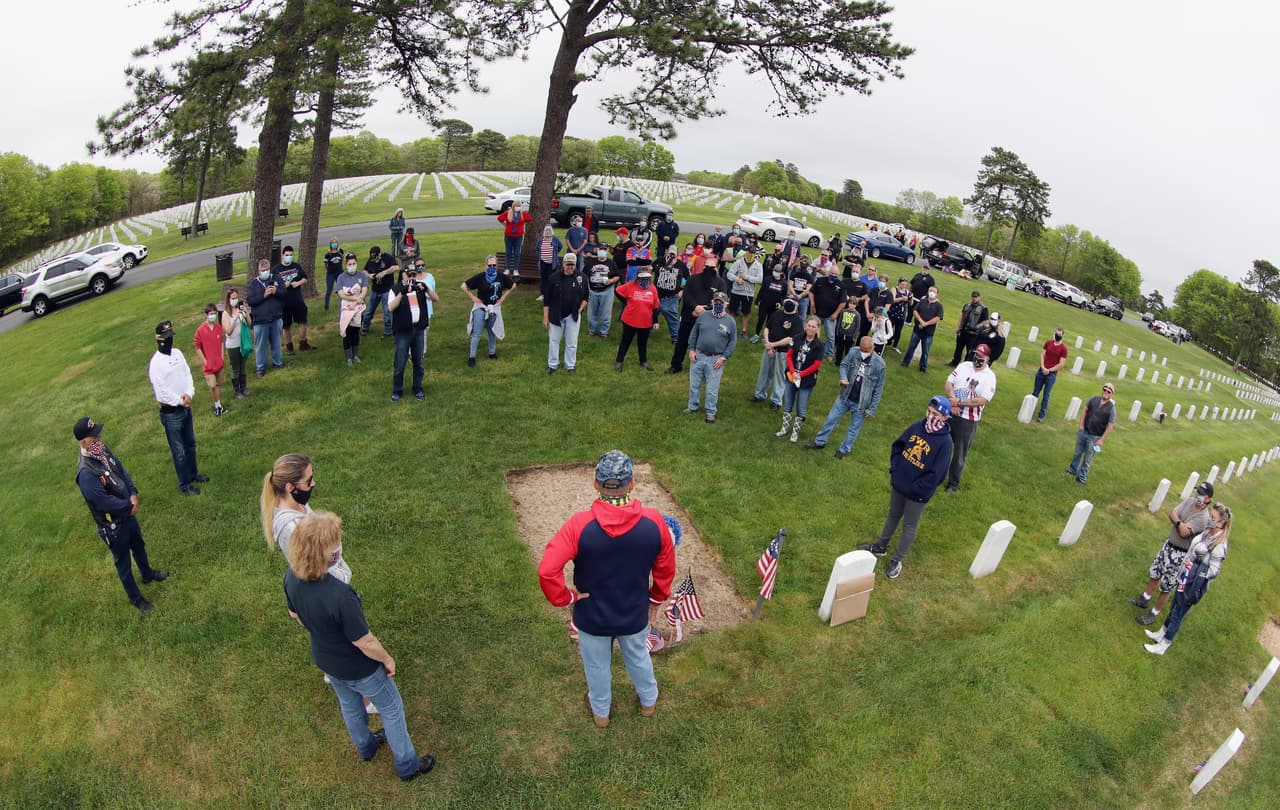 Los neoyorkinos pueden reunirse en grupos de hasta diez personas para honrar a los caídos en combate mientras servían a su país en conflictos bélicos.