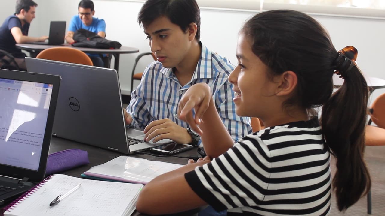 Maité Pazmiño, natural de Guayaquil, estudió en la Universidad Espíritu Santo de Guayaquil.