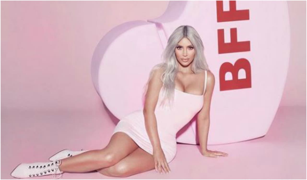 A la casa de Kim Kardashian solo parece entrar dinero contante y sonante (hasta en los regalos para Chicago)