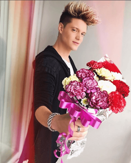 En redes sociales ha confesado que es un hombre romántico, hecho a la antigua.