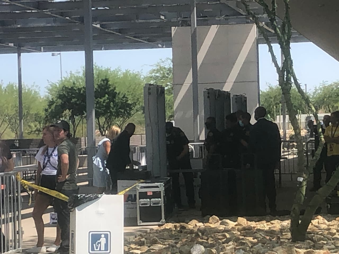 Agentes de servicio secreto y de seguridad contratada organizan el ingreso de los asistentes.