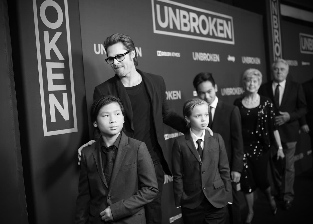 El informante asegura que si bien Brad Pitt ha tenido avances en cuanto a sus ataques de ira y problemas psicológicos, los trabajadores sociales han mostrado su preocupación por la imposibildad del actor de comprometerse, pues a menudo culpa a los demás por su problemas.