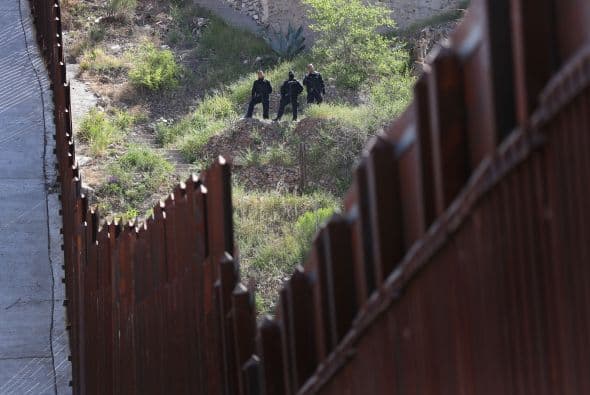 Proposición 122 " Enmienda propuesta a la Constitución de Arizona por la legislatura relacionada con el rechazo de acciones federales inconstitucionales. Esta medida busca prohibir el uso de recursos estatales o personales para hacer cumplir acciones o medidas federales que la legislatura considera inconstitucional. De ser aprobada, le permitiría a cualquier nivel del gobierno local desafiar las leyes federales y regulaciones al determinar su constitucionalidad, incluyendo leyes en relación a servicios médicos, inmigración, igualdad de matrimonio, derecho al voto, entre otros. Joe Arpaio es uno de sus defensores.