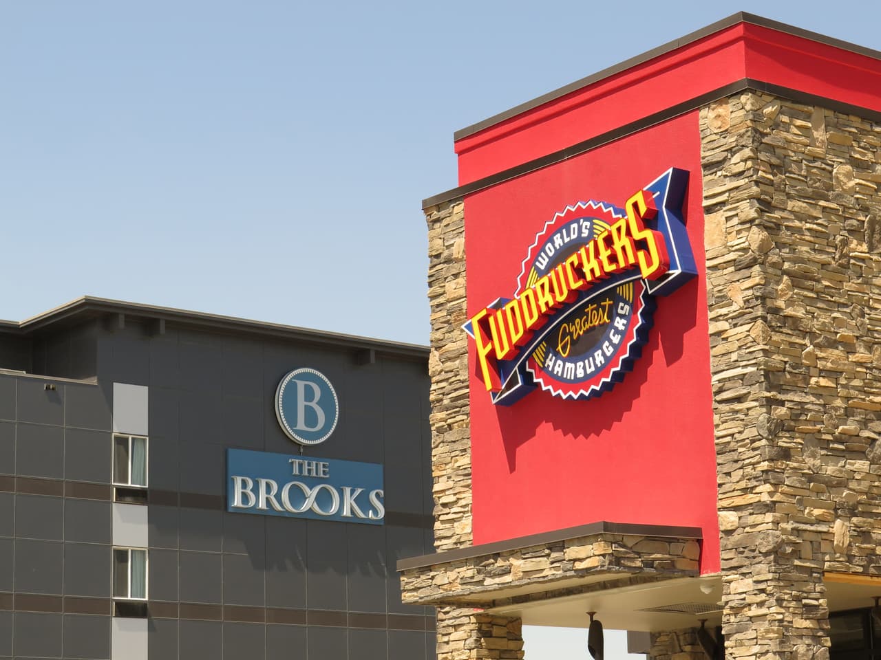 <b>Fuddruckers. Calificación: F. </b>Tiene 170 restaurantes en EEUU y sus ventas en 2017 fueron de 212 millones de dólares. No tiene una política de uso de antibióticos, aunque ofrecen una línea de carnes ‘libres de antibióticos”. No hay ninguna auditoría externa y la empresa no respondió cuestionario de los investigadores: 0 de 100 puntos en su calificación.