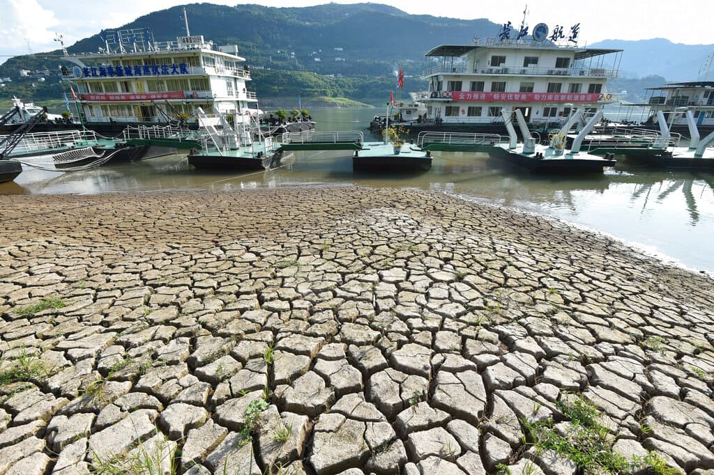 Los muelles están cerca del lecho del río seco después de que el nivel del agua bajara en el río Yangtze en el condado de Yunyang, municipio de Chongqing, al suroeste de China, el martes 16 de agosto de 2022.