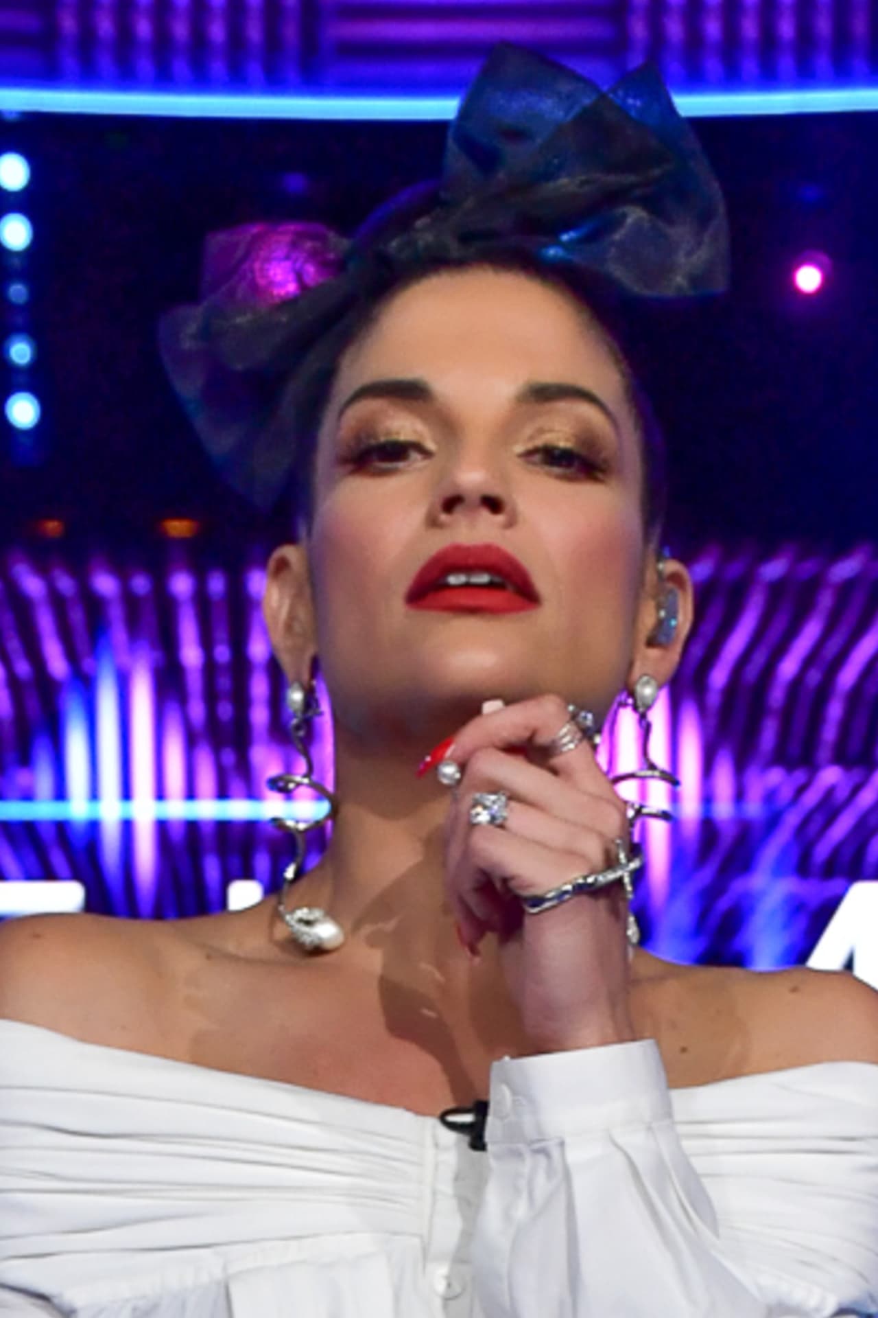 La intérprete española tomó su lugar en la línea de jueces para acompañar a Olga Tañón, Joss Favela y Natti Natasha en las críticas a las interpretaciones de las participantes del concurso de talento.