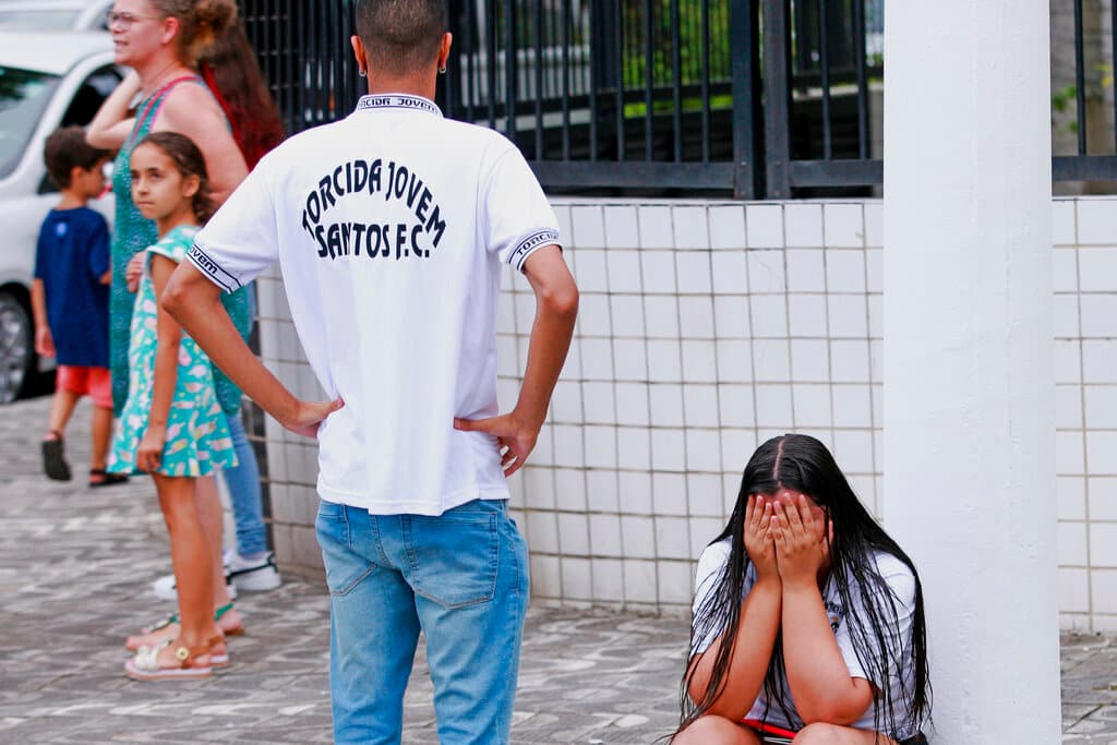 Los aficionados del Santos particularmente lloraron al enterarse del fallecimiento del futbolista. Pelé anotó más goles que cualquier otro atacante y su estilo marcó un antes y un después para las camisetas estampadas con el número 10.