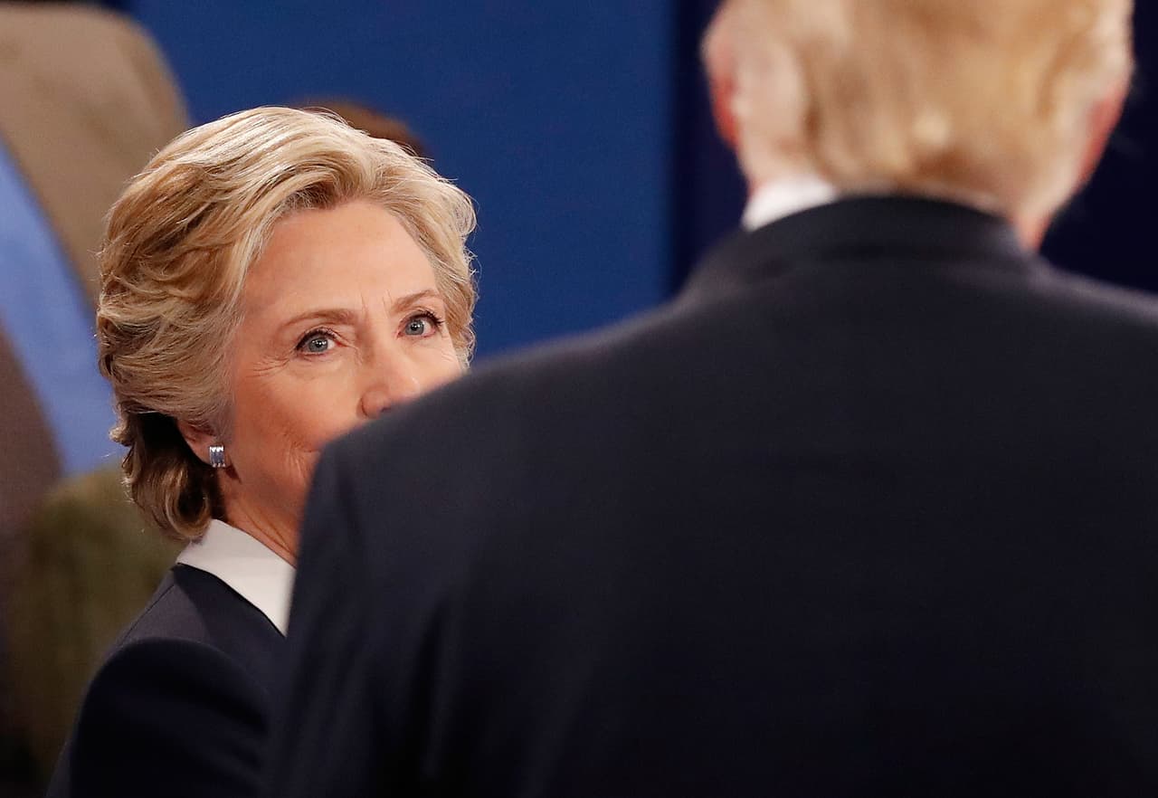 La Mirada de Hillary Clinton sobre el Hombro de Donald Trump