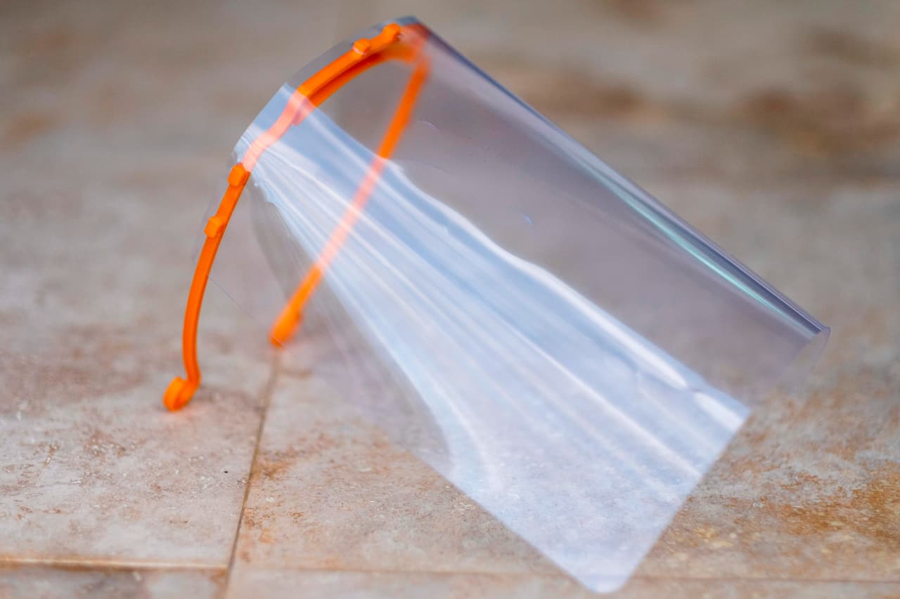 Un protector facial impreso en 3D recientemente completado.