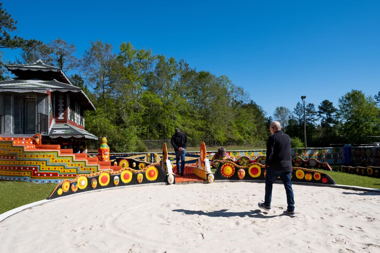 <b>Pasaquan (Buena Vista) </b>
<br>
<b>Sitio web</b>: 
<a href="https://pasaquan.columbusstate.edu/">https://pasaquan.columbusstate.edu/</a> 
<br>
<b><a href="https://maps.app.goo.gl/GiLNZyMjqVtqWU6P7">Cómo llegar</a> </b>
<br>
<br>Pasaquan es una instalación de arte visionario de 7 acres ubicado entre los pinos del condado rural de Marion, aproximadamente a seis millas al este de Buena Vista, Georgia. El sitio está bajo la dirección de la Universidad Estatal de Columbus. El entorno artístico presenta seis estructuras principales, murales y más de 900 pies de paredes de mampostería elaboradamente pintadas. El diseño de Pasaquan fusiona símbolos culturales y religiosos del México precolombino, africanos y nativos americanos.