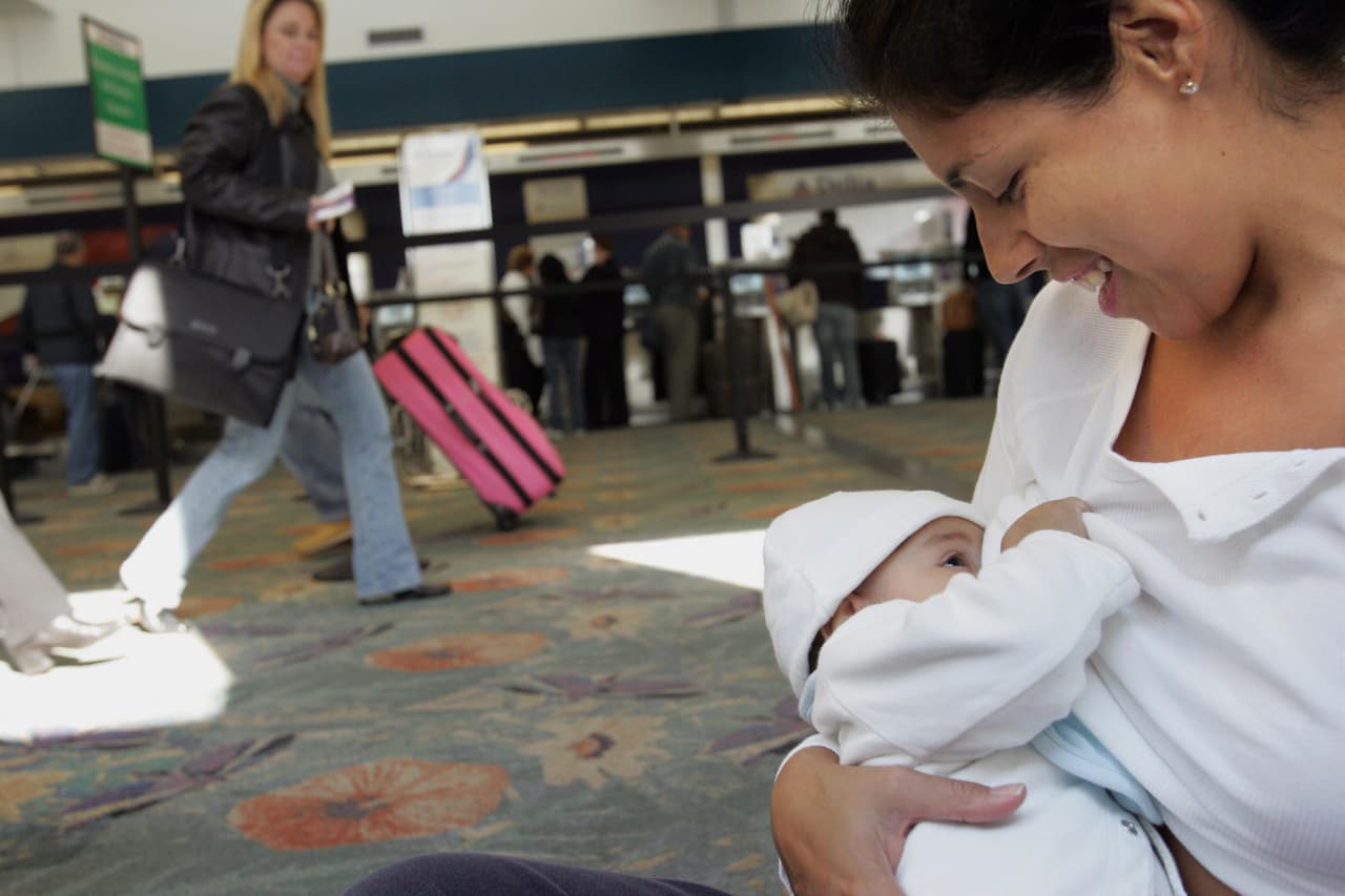 <h3 class="cms-H3-H3">SB-144: Espacios para lactancia materna</h3>
<br>
<br>La normativa requiere que que cada tribunal del condado 
<b>"proporcione al menos un espacio de lactancia para el público" y que las mujeres puedan "extraerse la leche materna o amamantar en privado".</b>
<br>
<br>Según la ley, estos espacios deben ser higiénicos, limpios y sanitarios, y propicios para prevenir enfermedades; estar protegidos de la vista del público; estar libres de intrusiones mientras estén ocupados y tener un toma corriente.