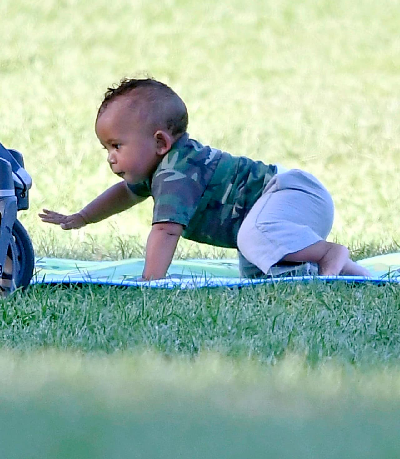 Se puso a gatear sobre su manta.
