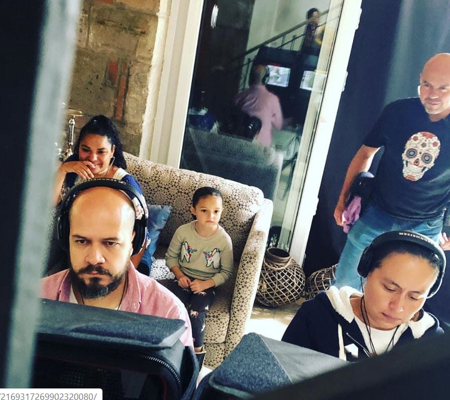 Mayra suele compartir en Instagram distintos momentos de Lucciana. Por ejemplo, 
<b><a href="https://www.instagram.com/p/B4xnQVIDPva/" target="_blank">en esta foto </a></b>se ve cómo la acompaña a las grabaciones que realiza la actriz. 
<br>