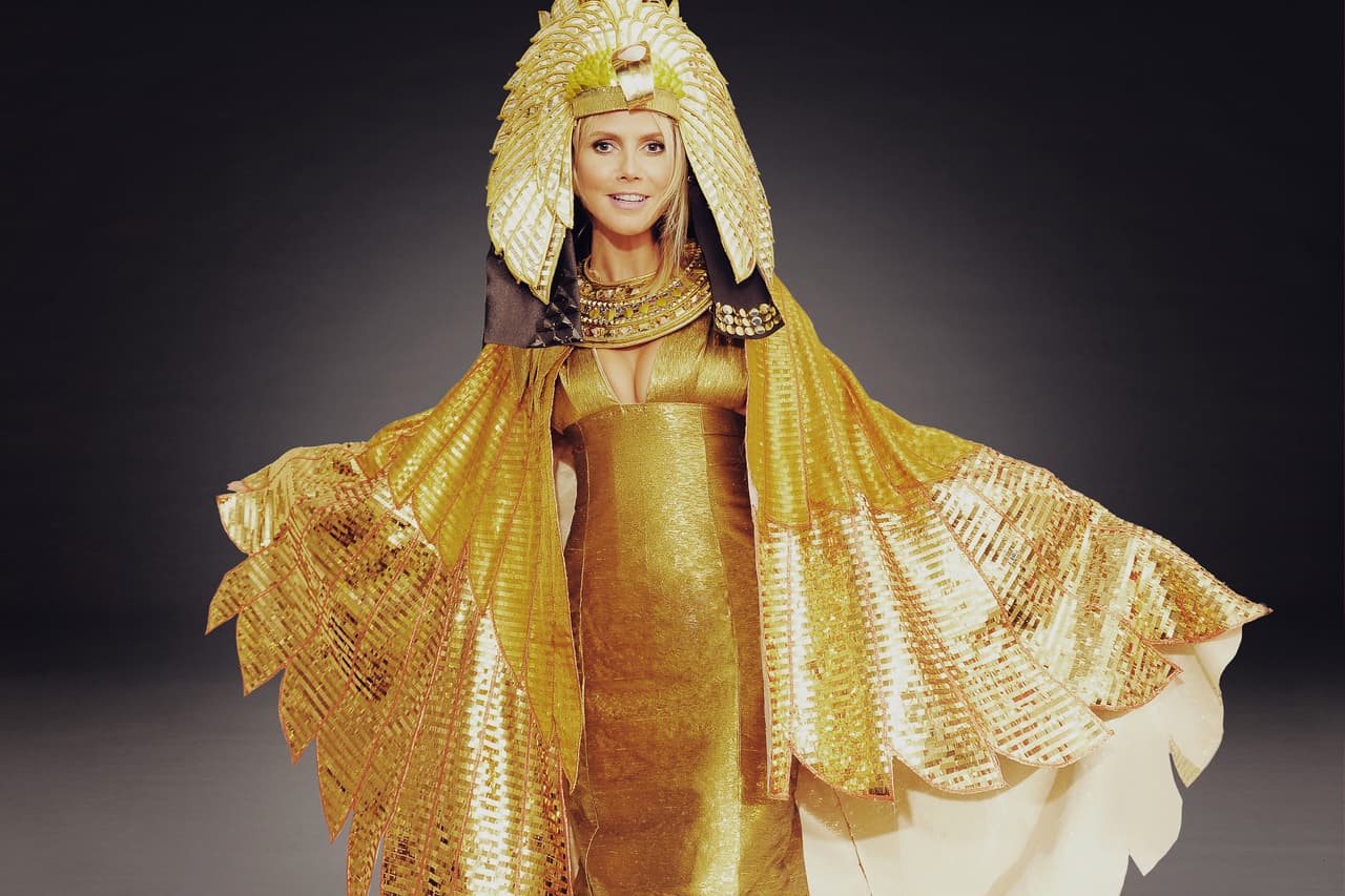 Aunque el disfraz de Cleopatra suele ser una referencia común para Halloween, en 2012, Heidi Klum se encargó de que su vestido de lentejuelas doradas y el tocado tallado recrearan con fidelidad el exotismo de la última reina del Antiguo Egipto.