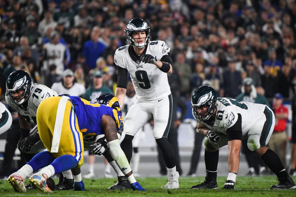 Nick Foles completó 24 de 32 pases para 270 yardas con una intercepción, y no fue capturado.