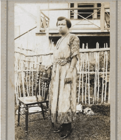 Esta [de arriba] es una foto de la bisabuela paterna de Kamala Harris, Miss Chrishy, publicada en el artículo de Donald Harris.