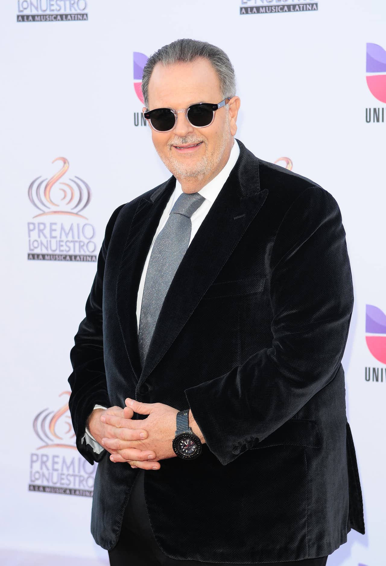 “Mi abuela solía jugar a la lotería en España y un día ganó como $2,000 y me compró un reloj Omega. Medía al menos 40 milímetros, la esfera era de color naranja y era de acero inoxidable. Le costó a mi abuela unos $500. Estaba muy feliz porque parecía algo que los conductores de autos de carrera tendrían, gente como Jacky Icke”, comentó en una entrevista a
<b> </b>
<a href="https://www.nytimes.com/2019/09/11/fashion/watches-raul-de-molina-univision.html" target="_blank">The New York Times</a>.