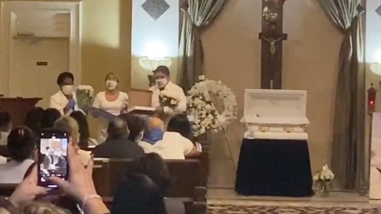 Durante la ceremonia, la congresista, Sheila Jackson Lee acudió a dar sus condolencias en representación del Distrito 18 del estado de Texas.