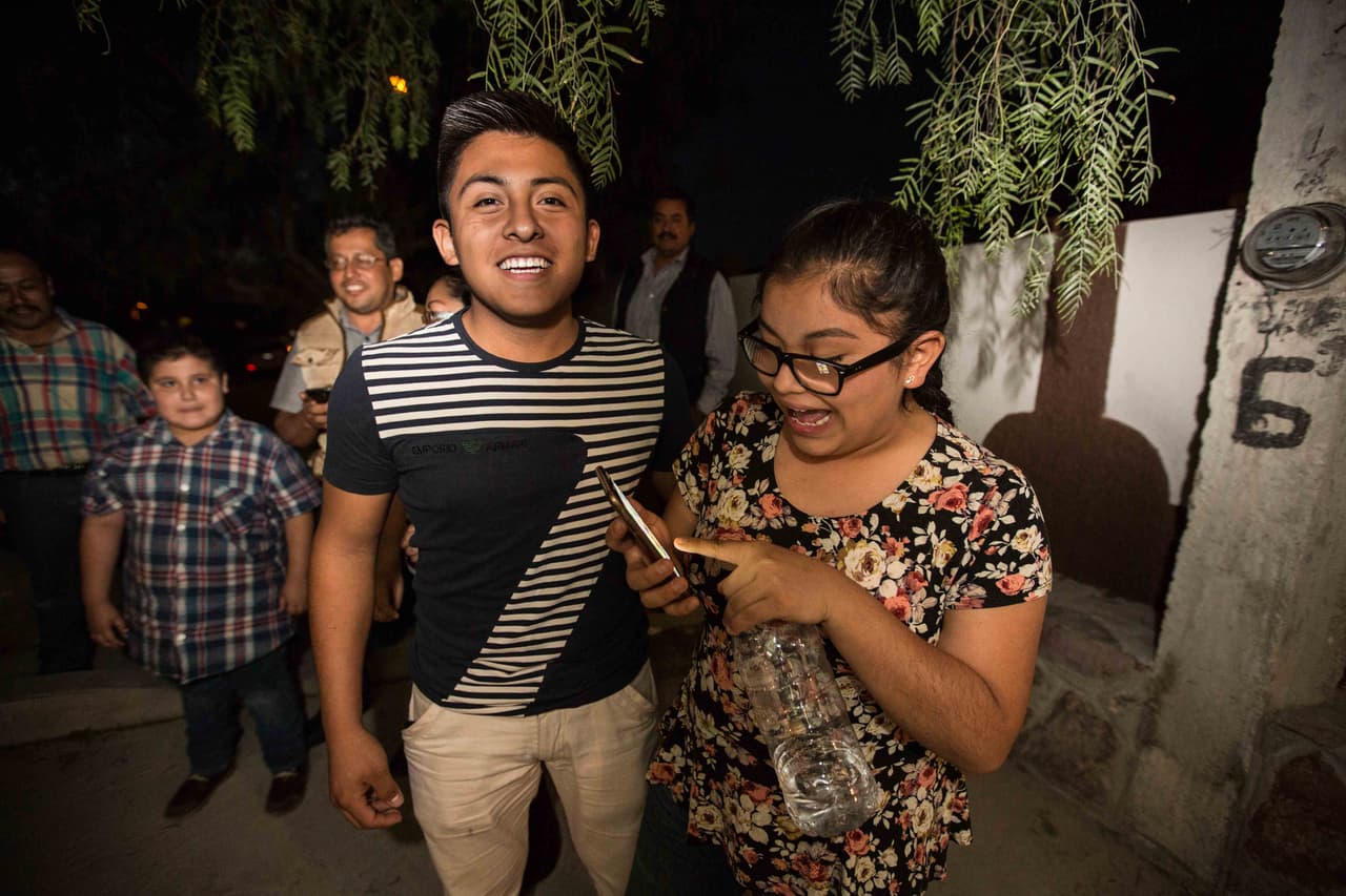 Daniel y Valeria Muñoz viajaron 14 horas por carretera junto a sus padres, desde la sierra de Hidalgo, solo para tomarse una foto con Rubí. Cuando lo lograron, emprendieron el camino de regreso, sin ir a la fiesta.
