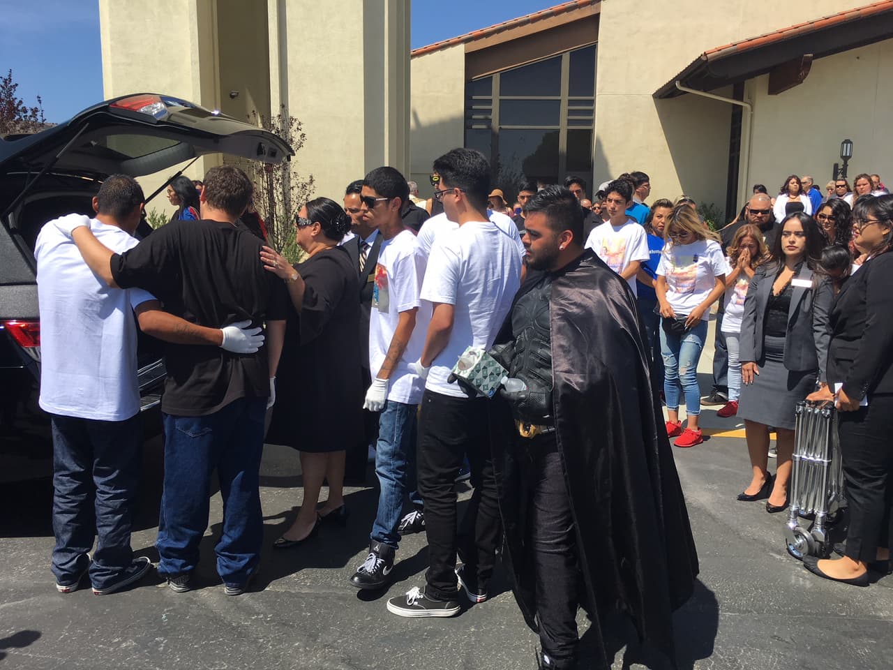 Muchos de los asistentes al funeral llegaron vestidos como superhéroes por 
<b><a href="https://www.univision.com/los-angeles/kmex/noticias/abuso-infantil/piden-vestir-camisetas-de-superheroe-para-el-funeral-del-pequeno-anthony-avalos">pedido de la familia, que quería honrar</a></b> al pequeño de esta manera.
