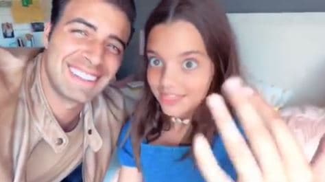 A través de su perfil en Instagram, el también actor compartió un emotivo y corto video del momento en que le entregó la joya a Oriana.