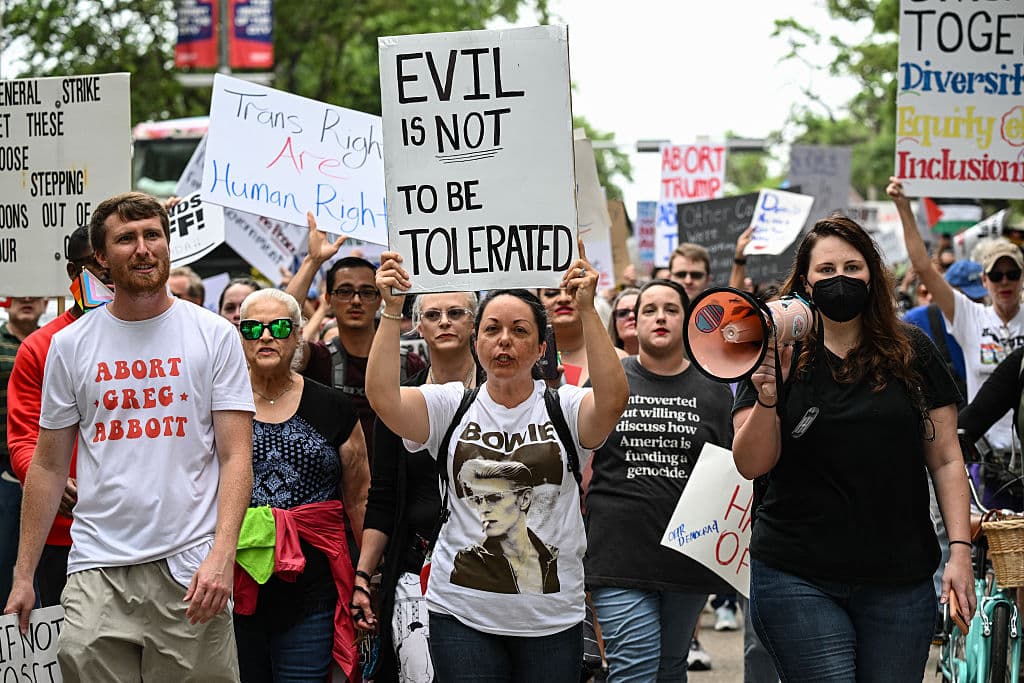 <b>En Houston:</b>
<br>"La maldad no será tolerada", lee el cartel al centro de este grupo de manifestantes.