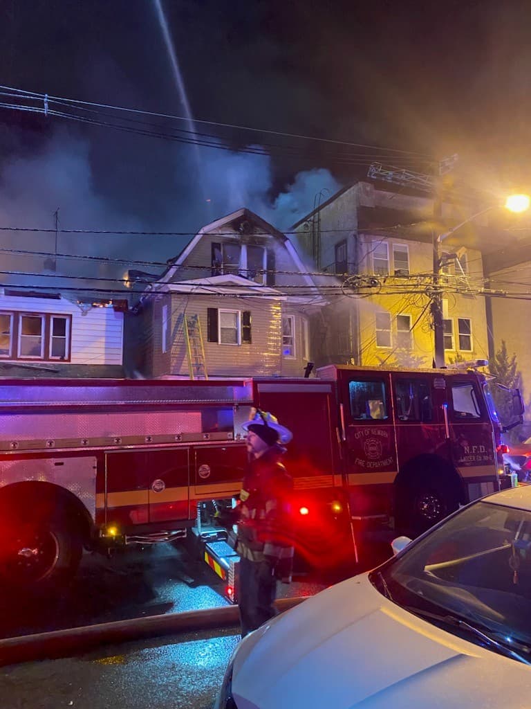 De acuerdo con funcionarios de Newark, el incendio afectó a un total de 67 personas, incluyendo 18 niños, quienes están siendo reubicados. La Unidad de Incendios Provocados del Departamento de Seguridad Pública de Newark investiga actualmente las causas del siniestro.