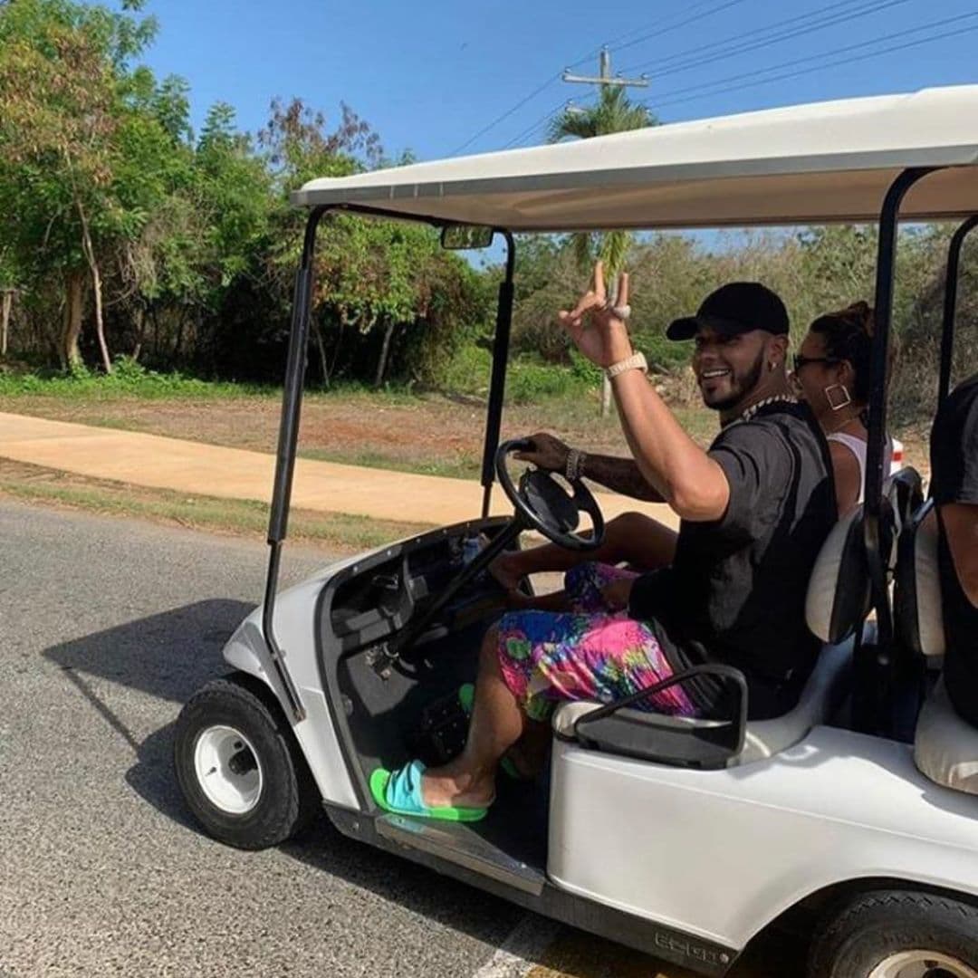 Y aunque todo apunta que Anuel AA siempre busca lo excéntrico, es cierto que hay ocasiones que la felicidad la encuentra en lo sencillo, por ejemplo, cuando le toca manejar el carrito de golf.
