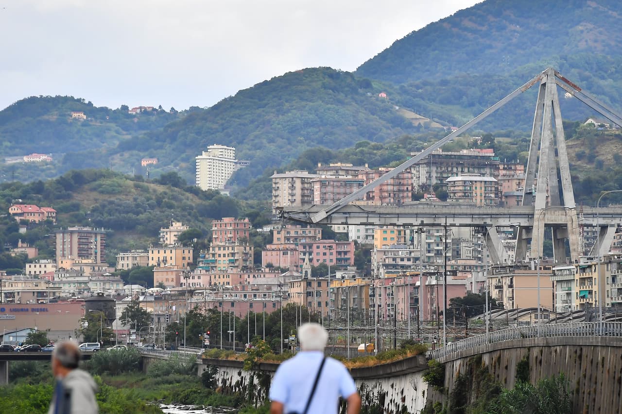 Un tramo de un viaducto de la autopista A10 se derrumbó este martes en la ciudad italiana de Génova, anunciaron los bomberos, que creen que algunos vehículos pudieron caer al vacío.