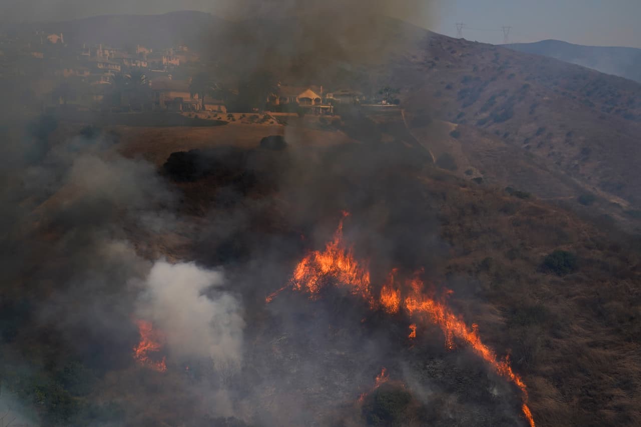 Las llamas iniciares del incendio Blue Ridge fueron impulsadas por los poderosos vientos de Santa Ana que azotaron la región.