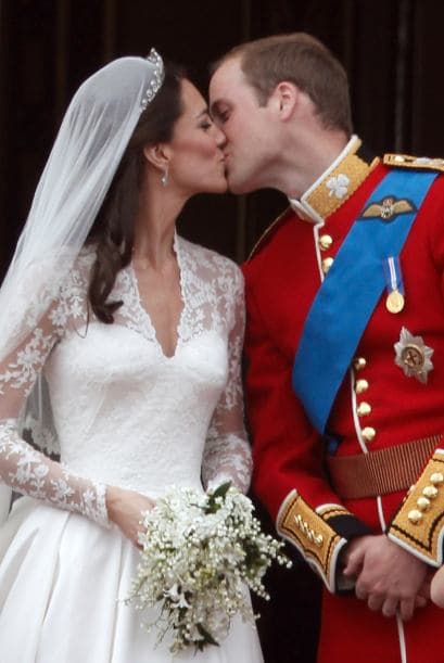 29 de abril de 2011 El príncipe Guillermo se casa con Kate Middleton en la Abadía de Westminster. Isabel II le concede a Guillermo el título de duque de Cambridge y Catalina se convierte en duquesa.