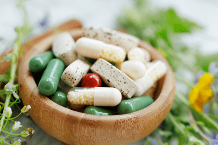 Combinar suplementos naturales y fármacos tiene riesgos: por qué siempre debes consultar al médico