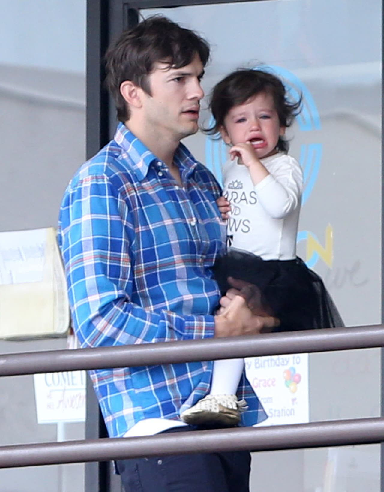 Ashton mantuvo la calma ante el berrinche de su hija.