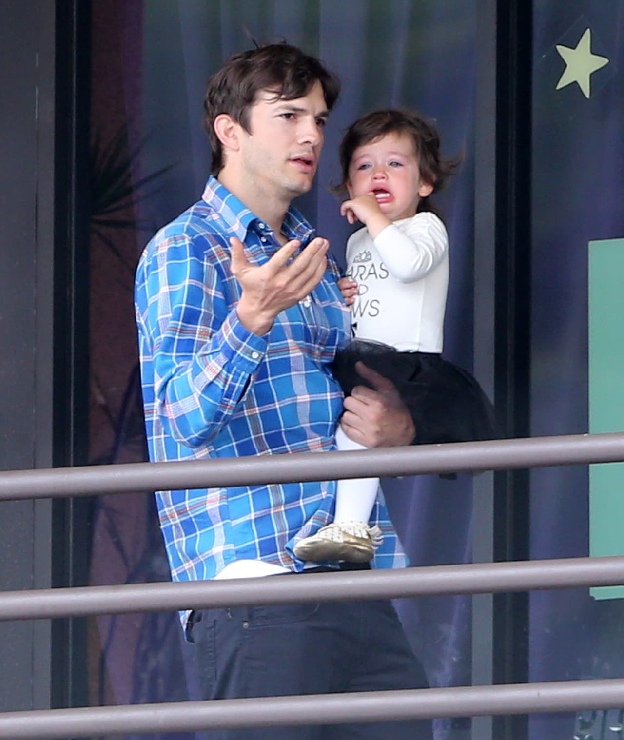 El actor parecía explicarle que eran muy importantes sus clases de baile.