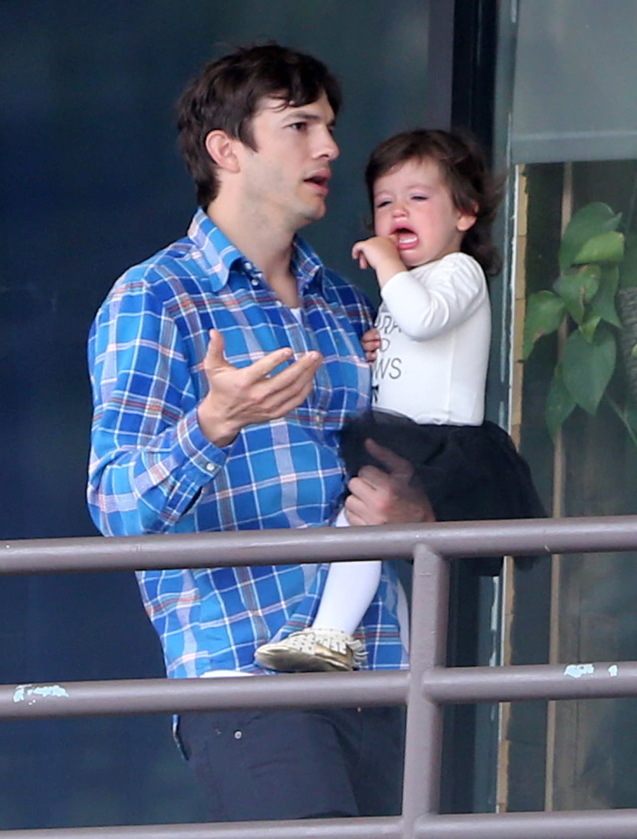 Papi Ashton ya la llevaba lista con su pequeño tutú.