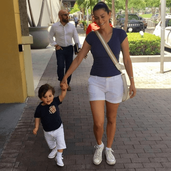 Cuando mami e hijo se visten igual... Lourdes y MVP lucen adorables.