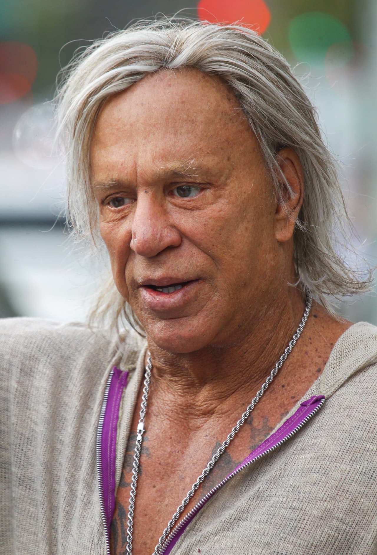 En aquella entrevista, el actor justificó sus intervenciones quirúrgicas aludiendo que las necesitaba para reparar las lesiones que le dejó su afición al box.